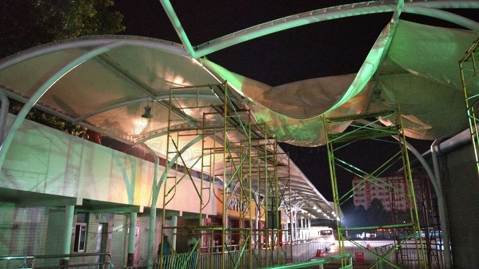 張拉膜走廊雨棚安裝-燁興膜結(jié)構(gòu) 張拉膜走廊雨棚安裝.jpg