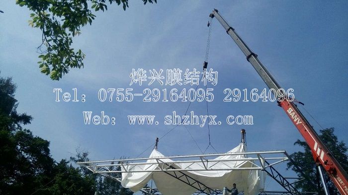 燁興—廣州外語(yǔ)學(xué)院舞臺(tái)膜結(jié)構(gòu)工程施工中