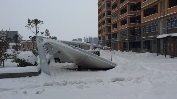 被積雪壓塌的車棚都有什么特點(diǎn)？
